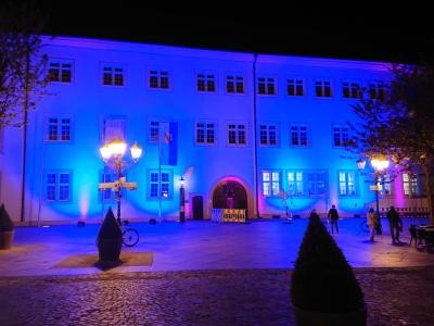Foto der blau beleuchteten Schlossfassade zum Blue Night Shopping