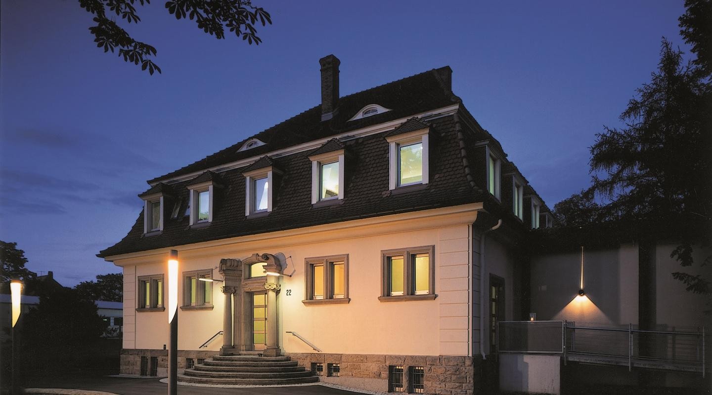 Kasino Außenansicht Nacht Kasino bei Nacht von außen mit Beleuchtung von innen und außen