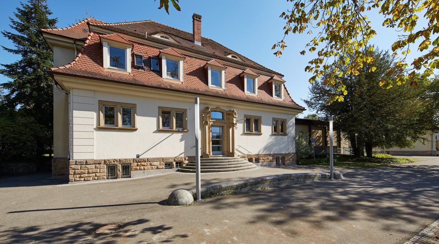 Kasino Außenansicht Tag Kasino von außen mit grünen Bäumen am Tag bei Sonnenschein