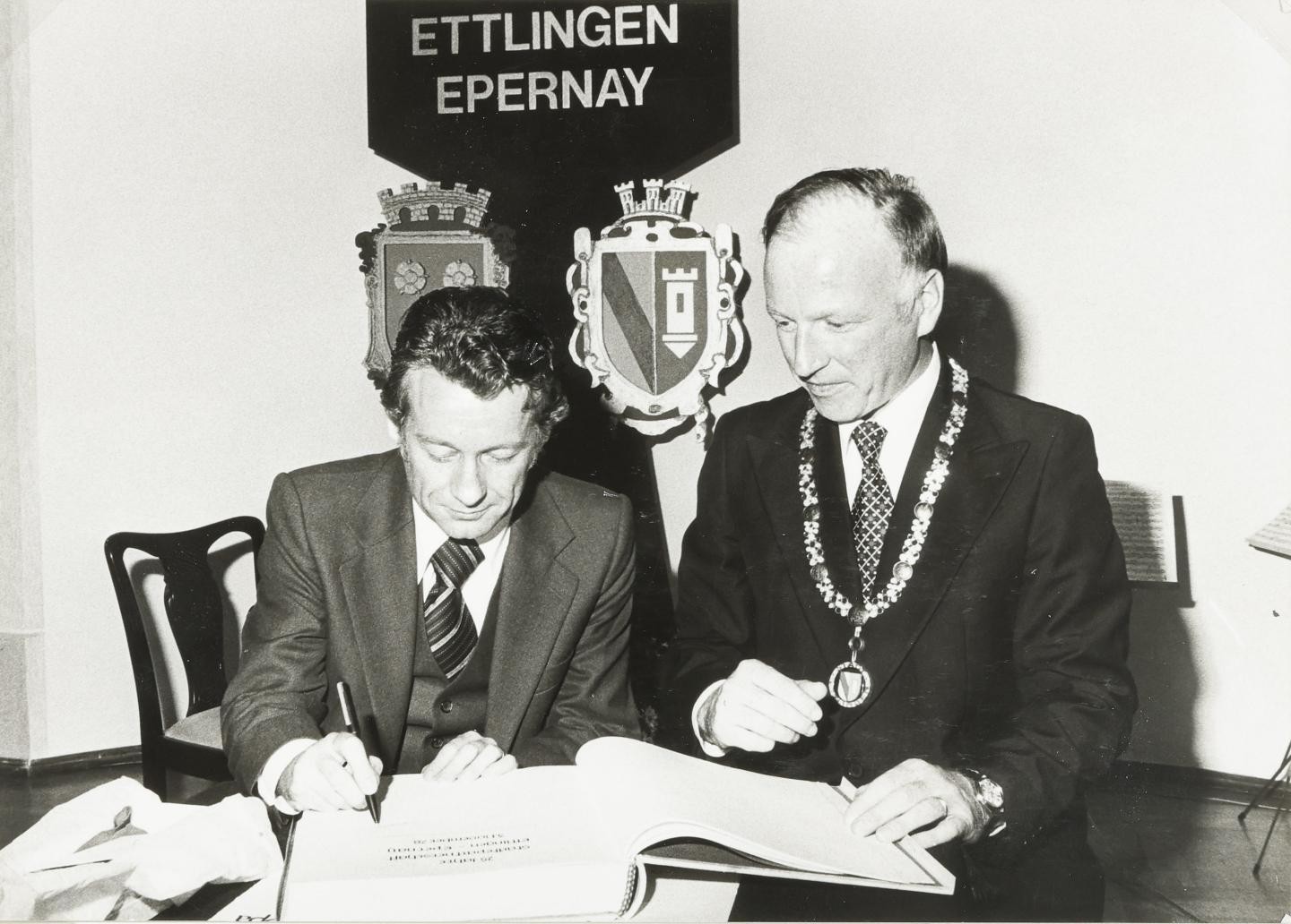 Bürgermeister Jacques Perrein und Oberbürgermeister Dr. Erwin Vetter bei der Eintragung in das goldene Buch von Ettlingen 1978