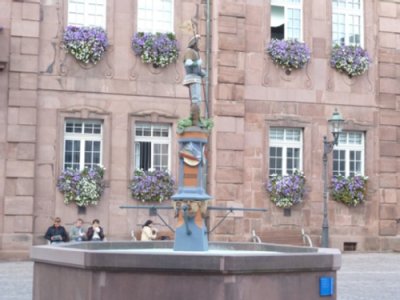 Ritter St. Georg über Brunnen stehend vor Rathaus Ettlingen