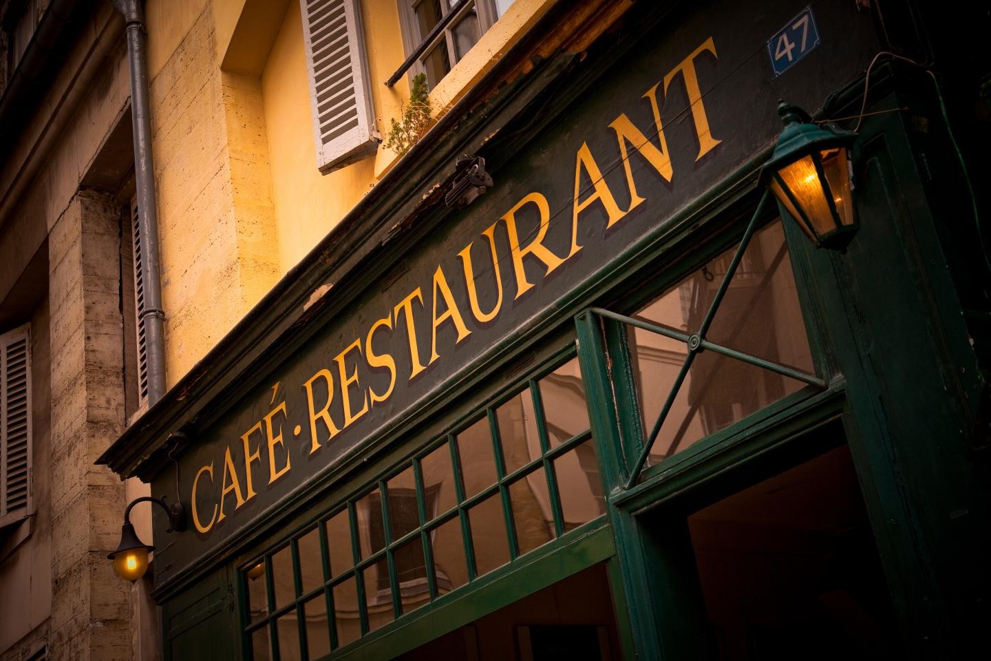 Abbildung eines Türschilds mit der Beschriftung Cafe, Restaurant