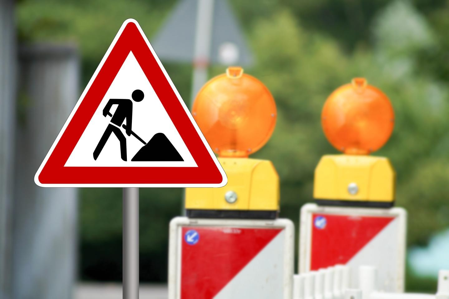 Abbildung von Baustellen-Schild und Absperrung