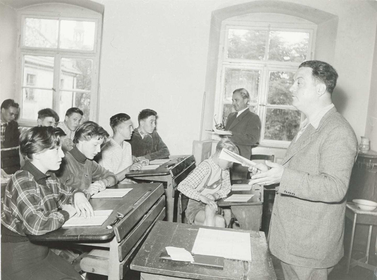 Professor Marcel Jans beim Unterricht in einer deutschen Klasse 1953 Professor Marcel Jans beim Unterricht in einer deutschen Klasse 1953
