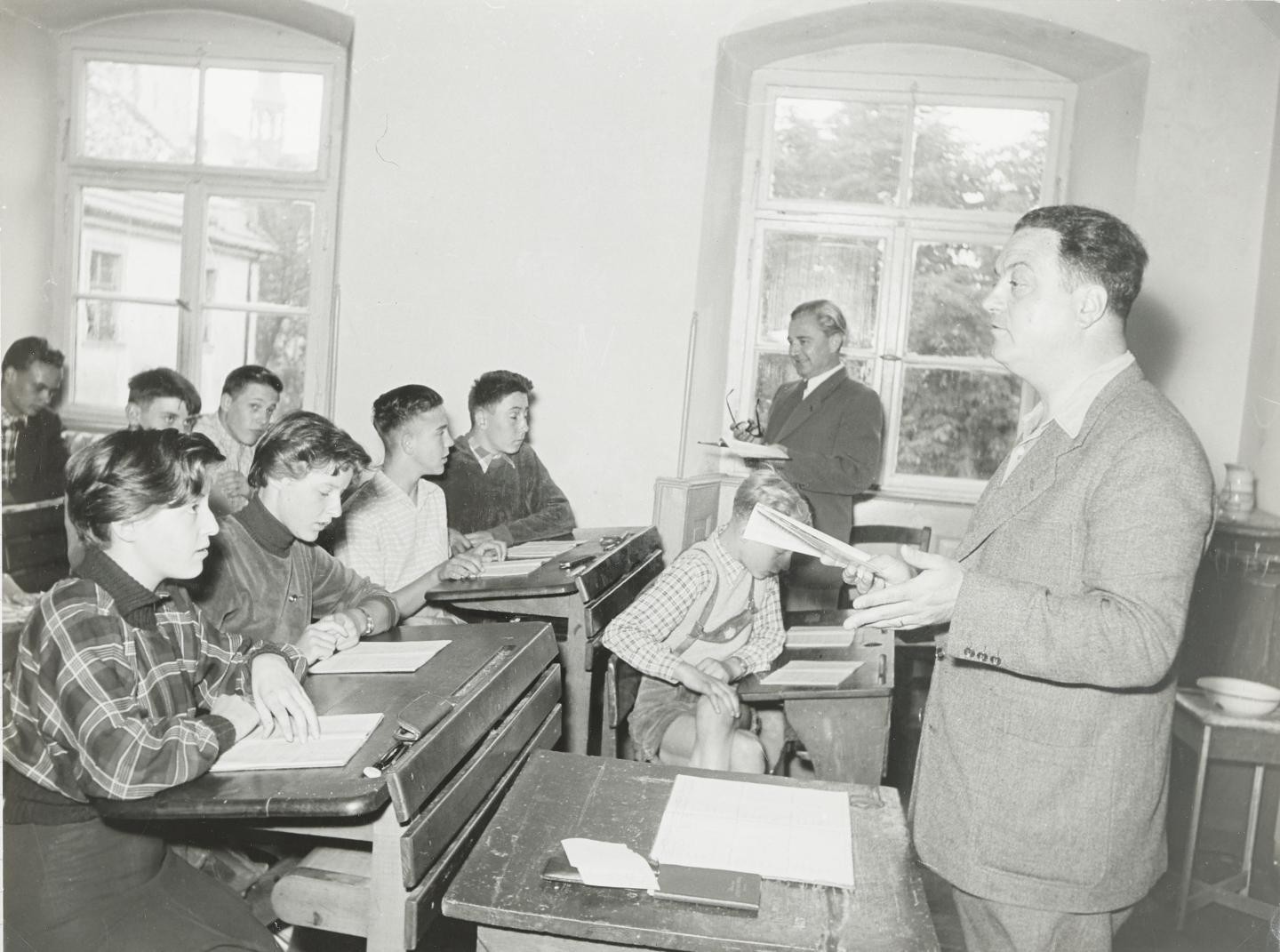 Professor Marcel Jans beim Unterricht in einer deutschen Klasse 1953