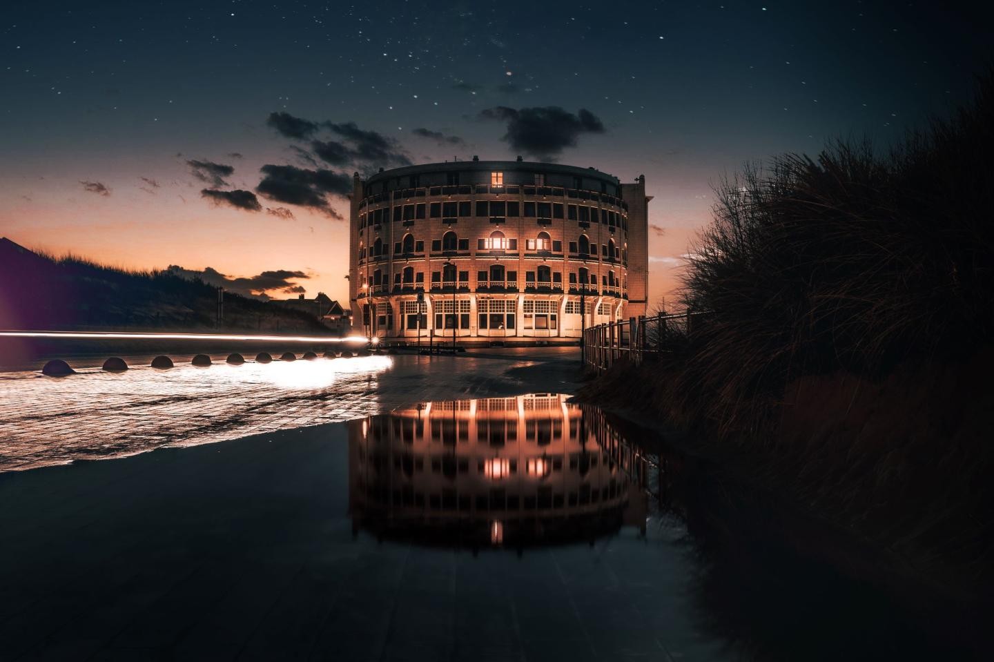 Gebäude bei Nacht Gebäude bei Nacht
