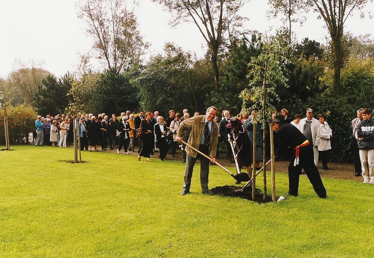 Pflanzung eines Baumes durch Oberbürgermeister Offele und Bürgermeister Landuyt