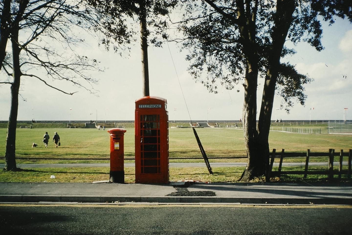Eine markante britische Telefonzelle mit passendem Briefkasten in Clevedon, 1990