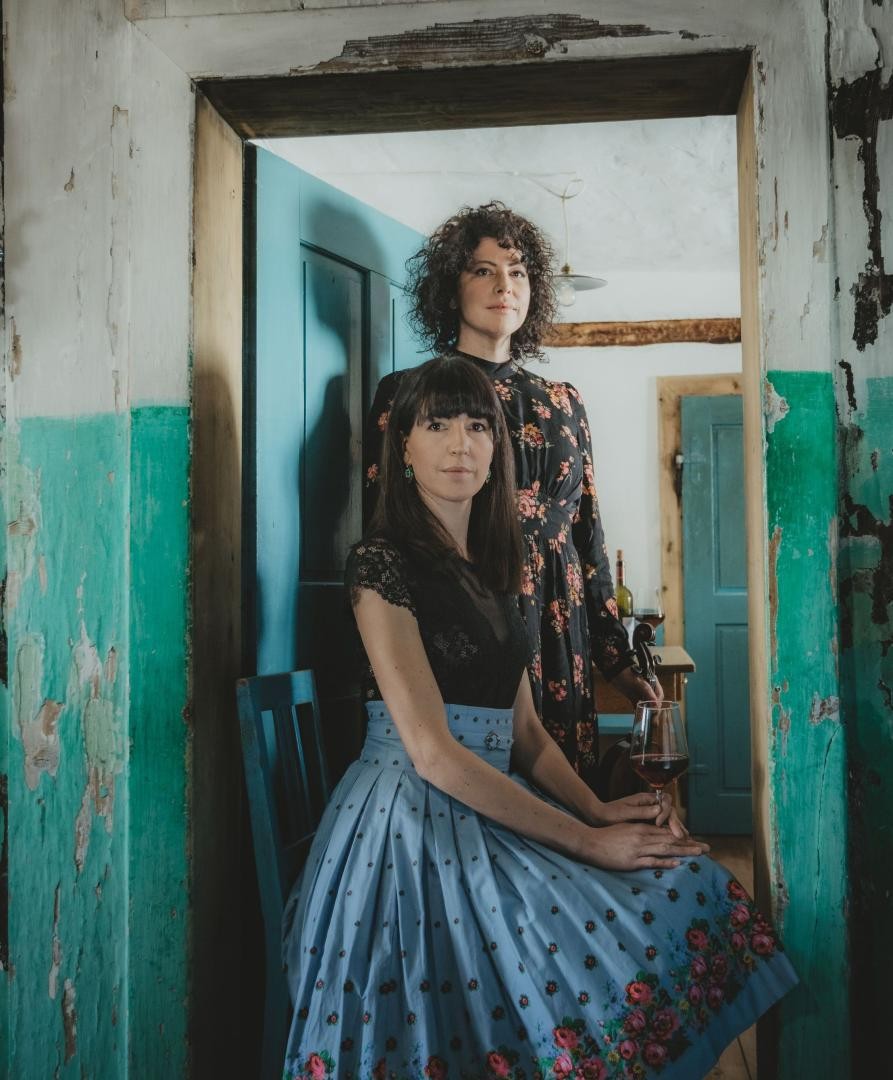 Zu sehen ist das Titelbild für den Kultur live Flyer zwei Frauen in einer älteren  Kate.  