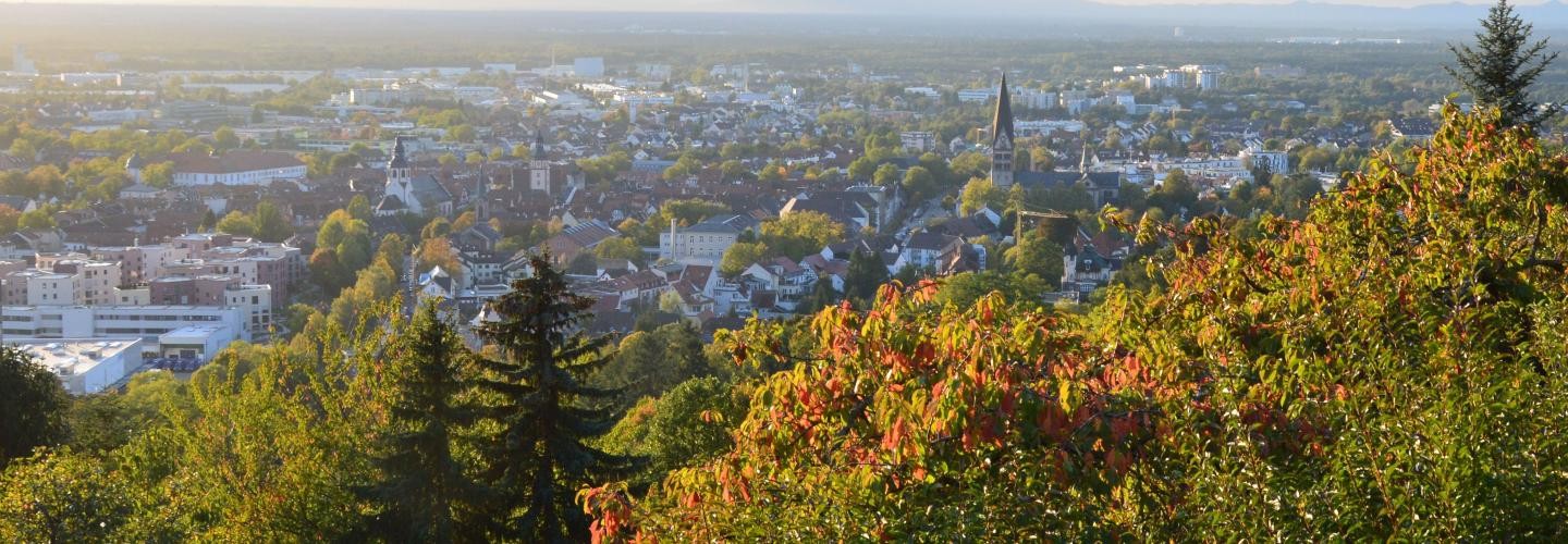 Ettlingen vom Robberg aus, frühherbstliche Laubfärbung