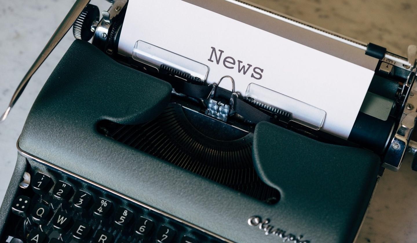 Mechanische Schreibmaschine, auf dem Papier steht News