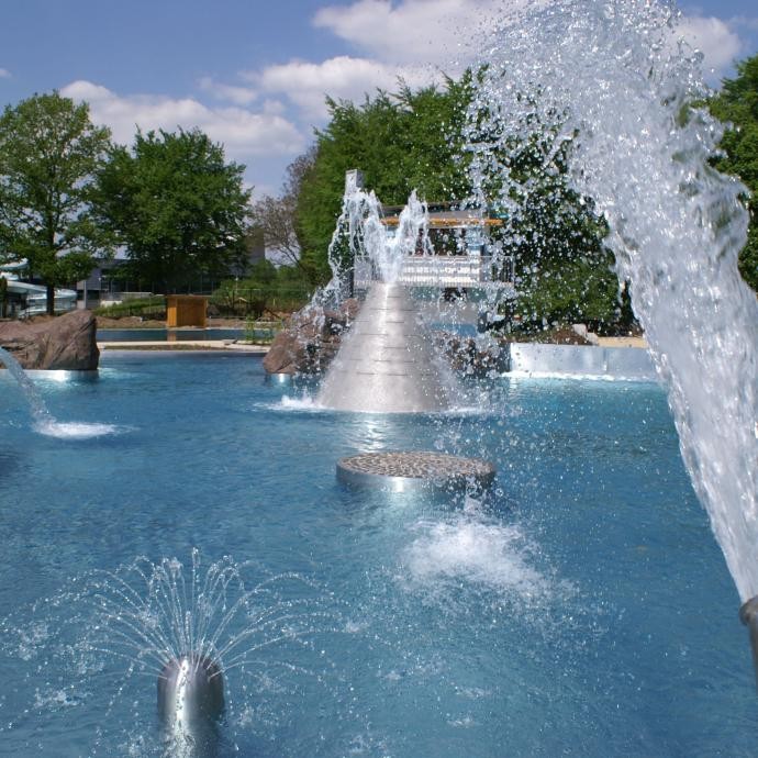 Blick auf die Wasserspiele des Albgau-Freibads