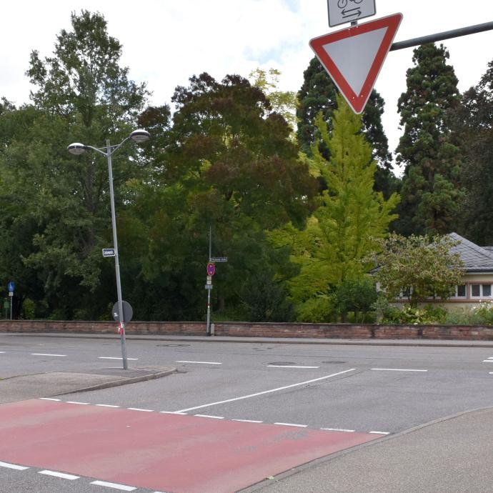 Blick auf die Kreuzung Luisenstraße Pforzheimer Straße, dort soll künftig ein Kreisel für Verkehrsfluss sogrgen