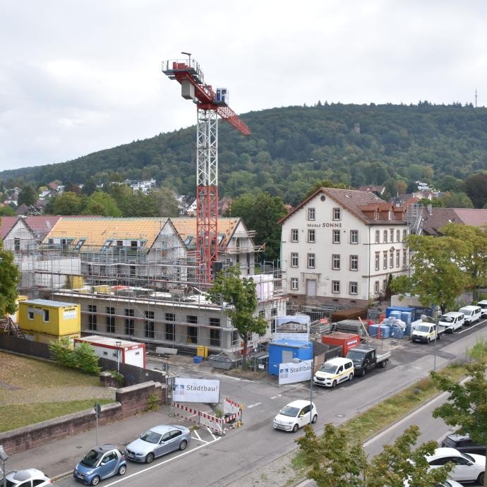 Blick vom Volkshochschulgebäude über die Pforzheimer Straße auf die Baustelle. 