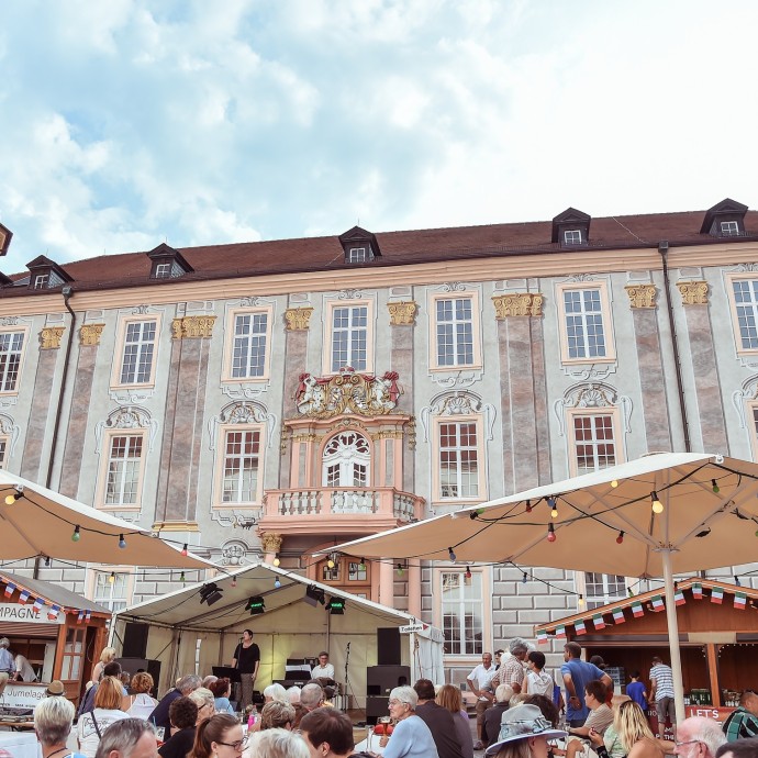 Das Bild zeigt den Schlosshof und die europäische Meile mit den Partnerstädten Ettlingens. 