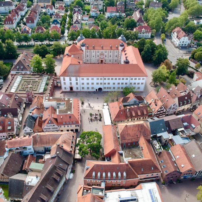 ein Luftbild vom Schloss und den Häusern rund um den markgräflichen Sitz