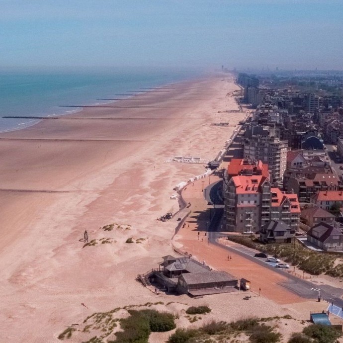 Das Bild zeigt die kilometerlange Sandstrandküste von Middelkerke, Belgien.  