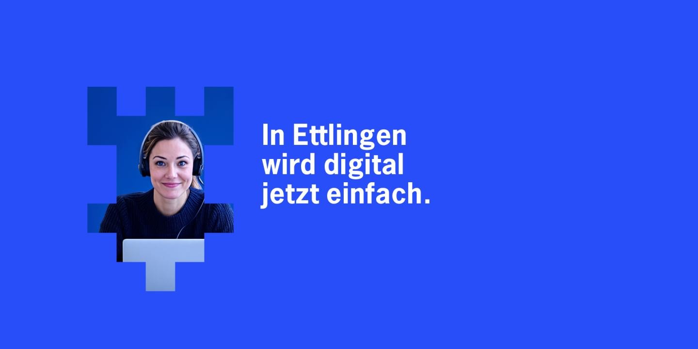 digitale und menschliche Hand begegenen sich
