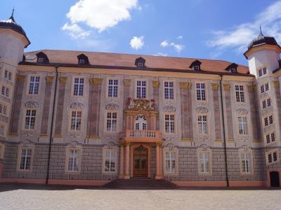 Barockschloss Ettlingen Haupteingang mit prunkvollem Balkon