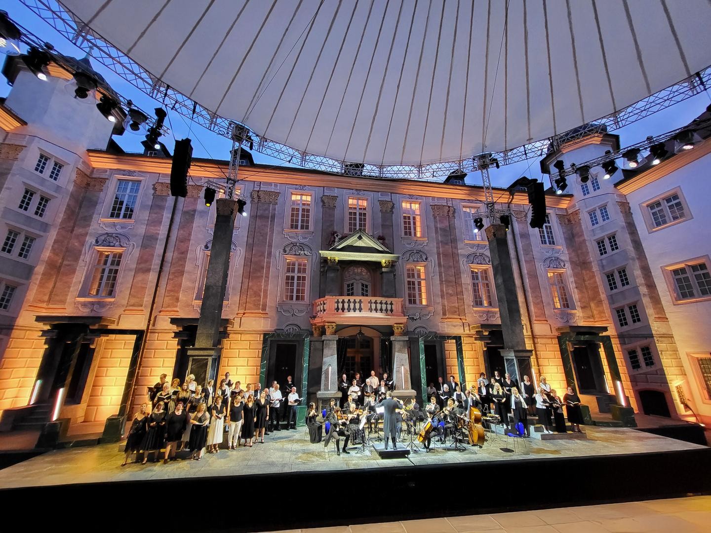 Innenhof Schlosshof mit Bühne und Ensemble 