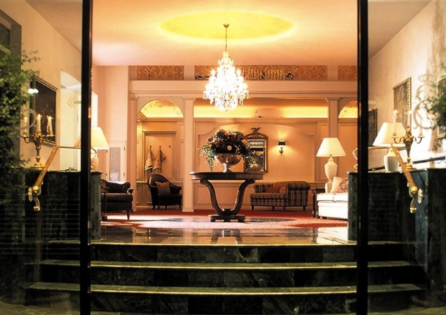Mit einem Kronleuchter beleuchtetes Foyer des Hotel & Restaurants Erbprinz