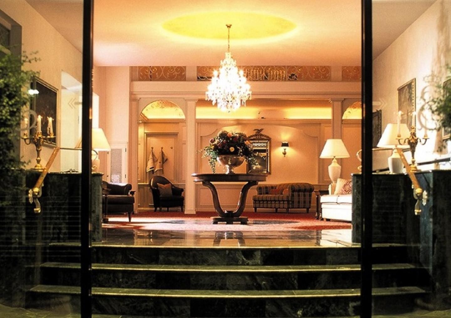Mit einem Kronleuchter beleuchtetes Foyer des Hotel & Restaurants Erbprinz Mit einem Kronleuchter beleuchtetes Foyer des Hotel & Restaurants Erbprinz