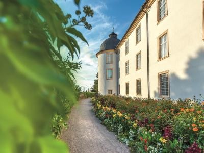 Südseite des Schlosses mit blühendem Dianengarten