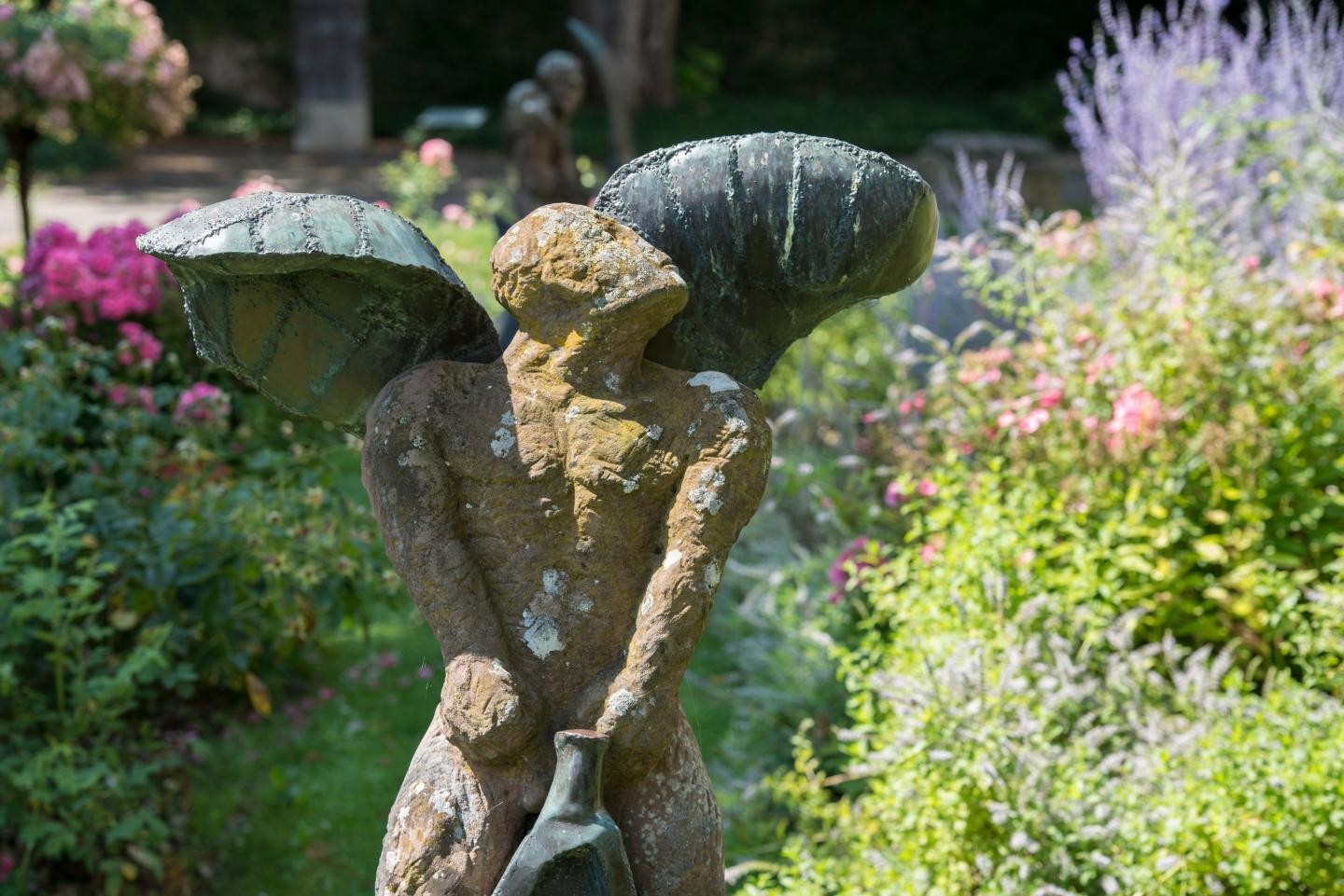 Reiterfigur im blühenden Rosengarten