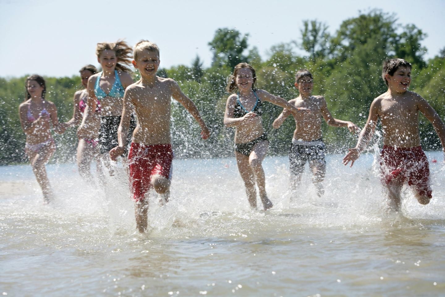 Kinder rennen in den Badesee Buchtzig