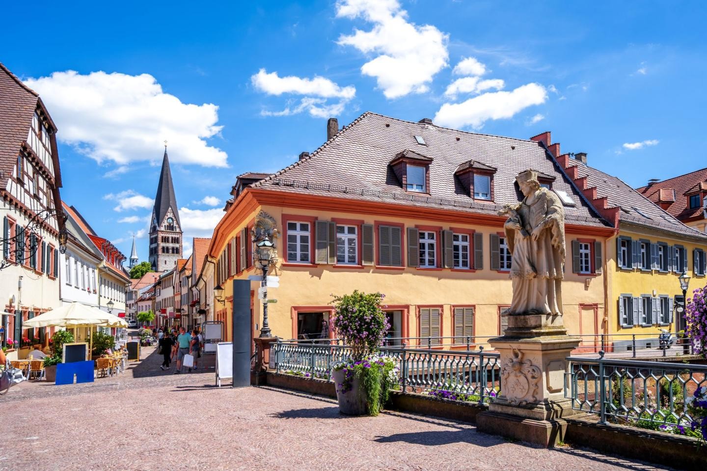 Aufnahme der Ettlinger Altstadt, Blick von der Rathausbrücke in Richtung Kronenstraße