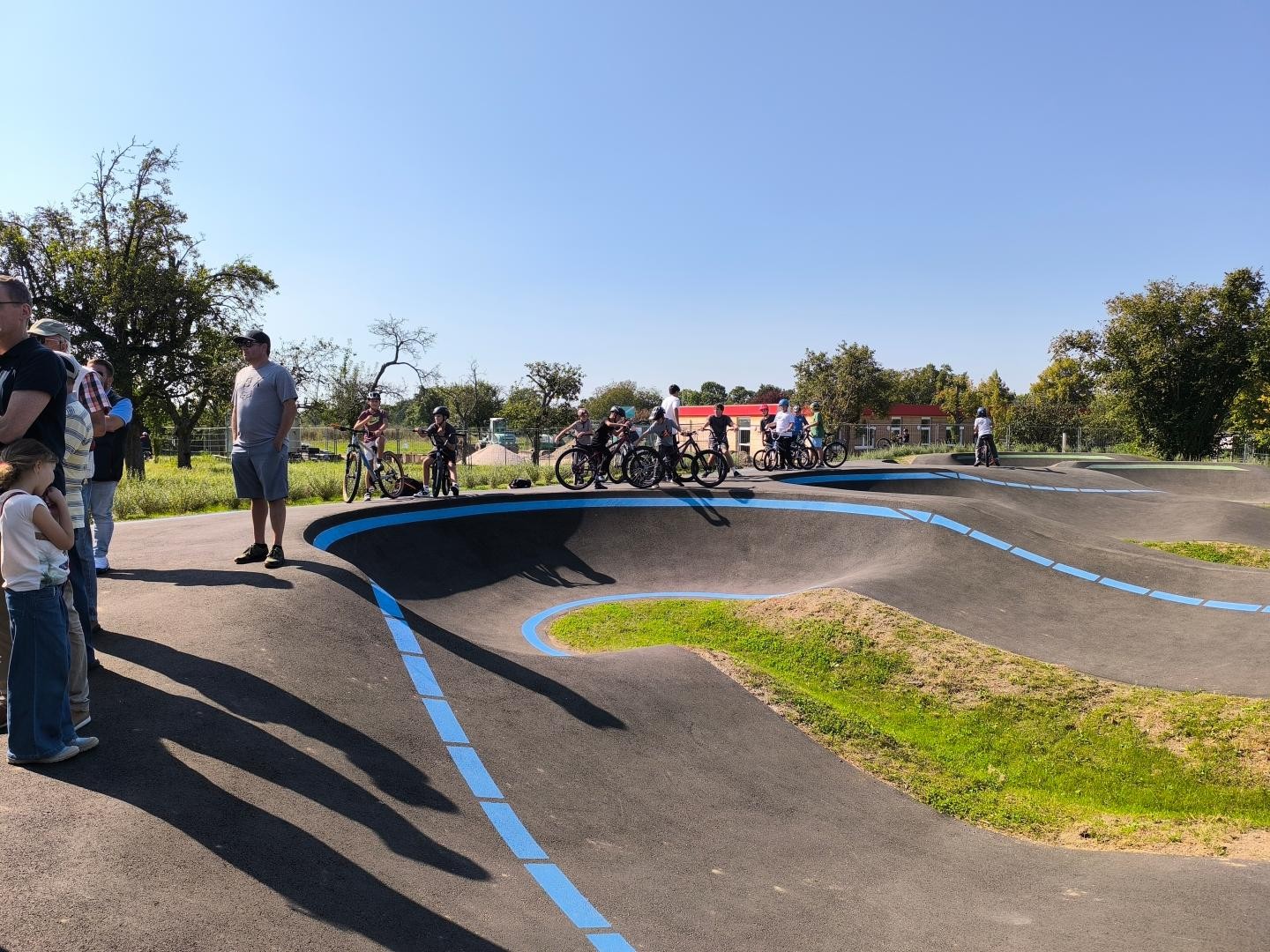 Der neue Pumptrack bei schönem Wetter