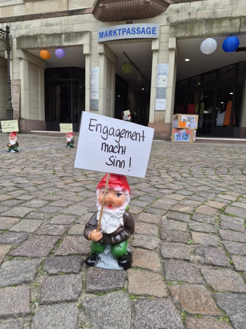 Zwerg mit Schild "Engagement mach Sinn"
