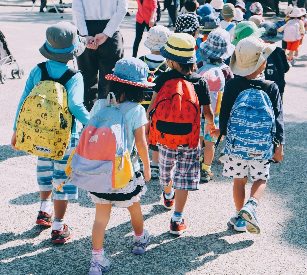 eine Gruppe von Schulanfänger läuft gesammelt über die Straße