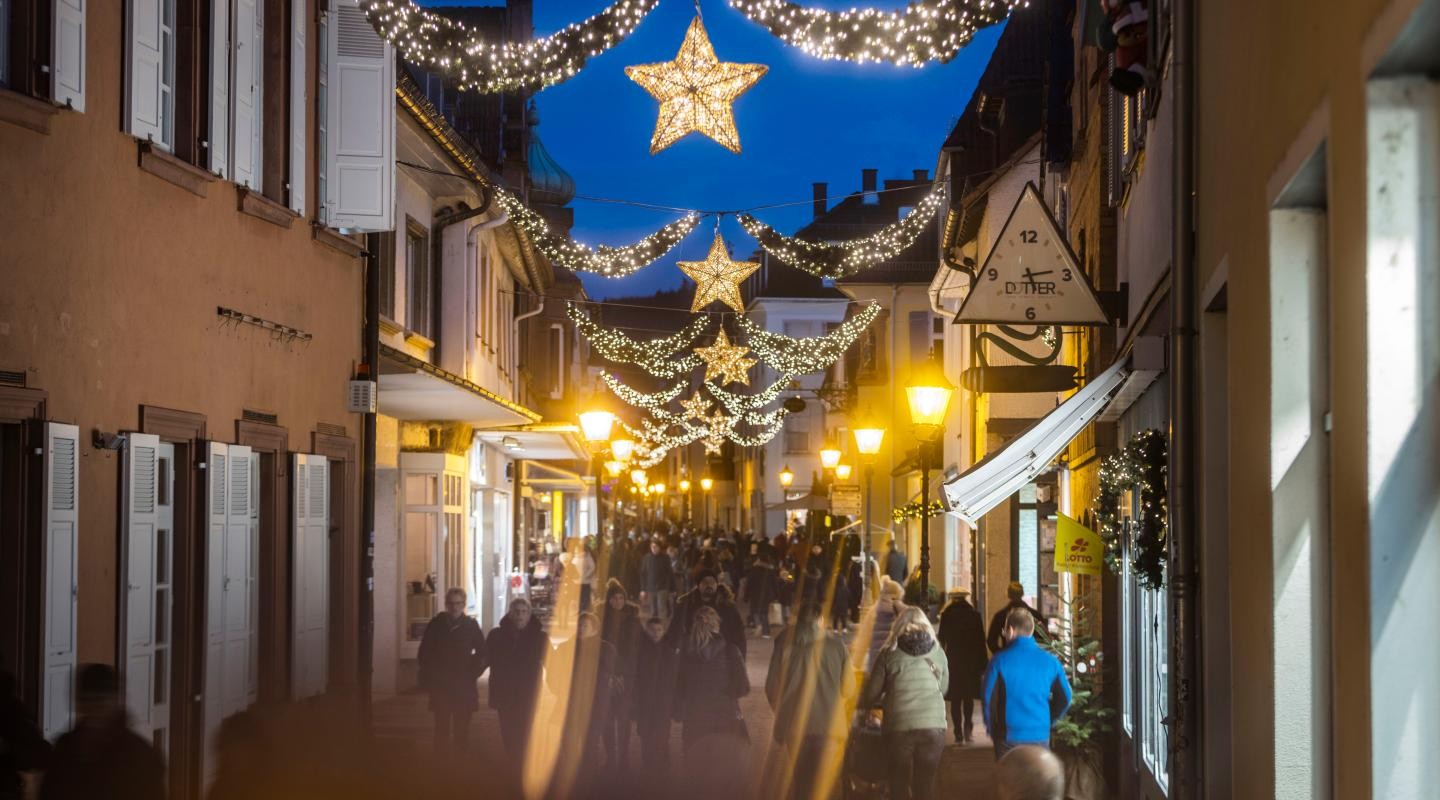 weihnachtliche Überspannung der Leopoldstraße weihnachtliche Überspannung der Leopoldstraße