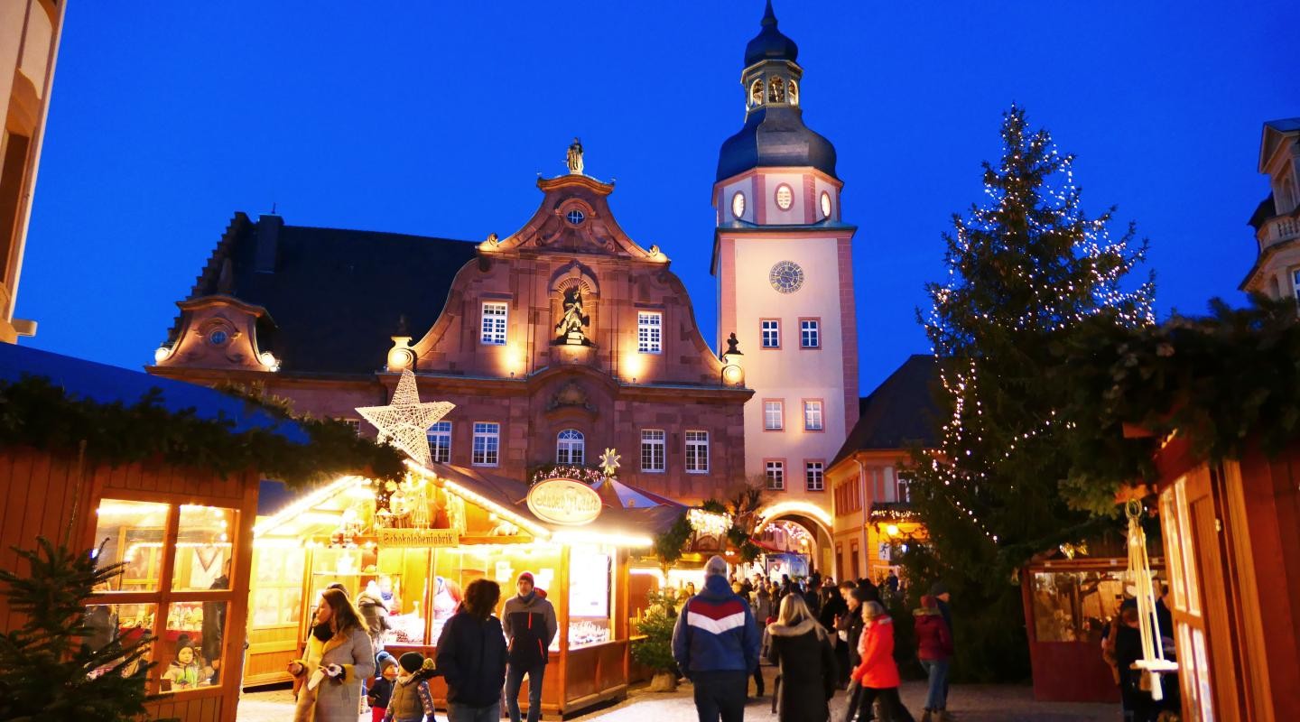 abendliches Foto des beleuchteten Rathauses abendliches Foto des beleuchteten Rathauses