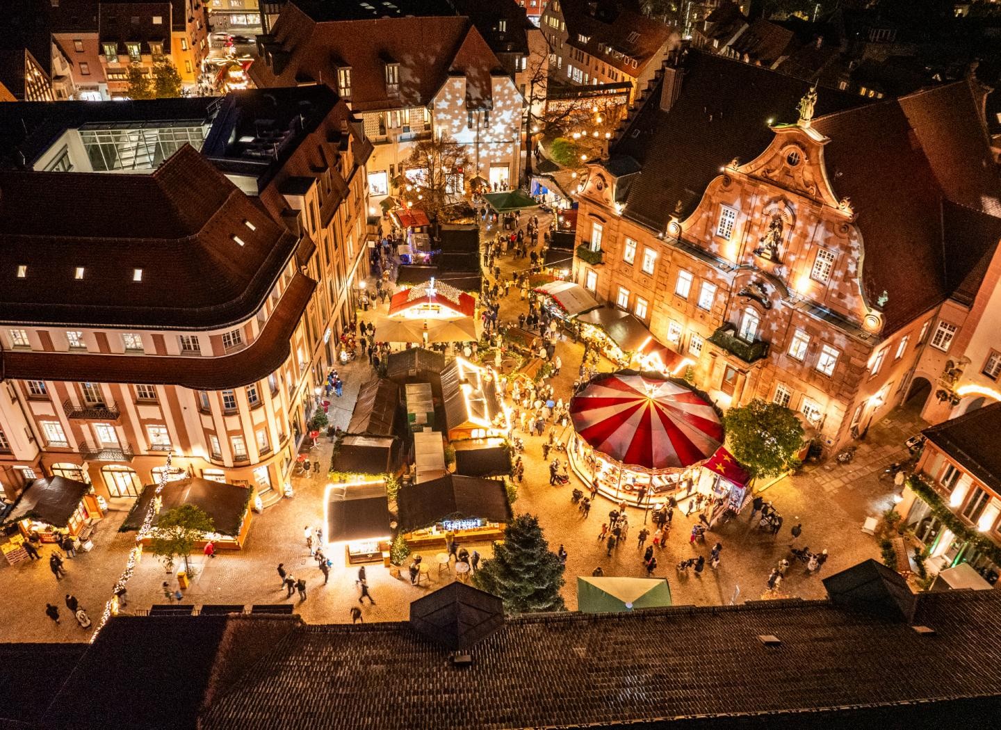 Drohnenfoto vom Marktplatz mit den Ständen des Sternlesmarkts
