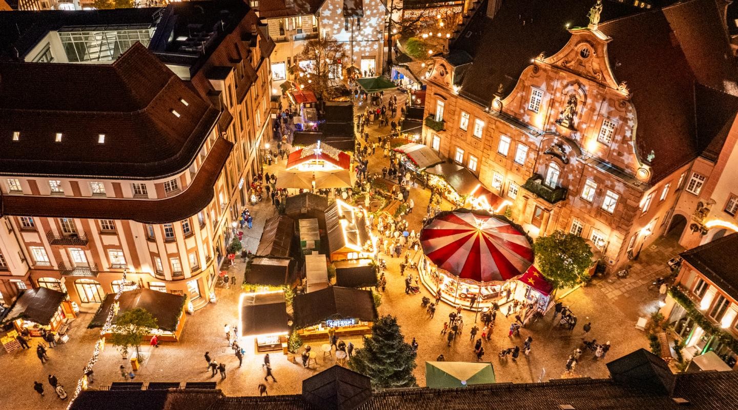 Drohnenfoto mit Blick auf den weihnachtlichen beleuchteten Marktplatz mit allen Ständen des Sternlesmarkts  Drohnenfoto mit Blick auf den weihnachtlichen beleuchteten Marktplatz mit allen Ständen des Sternlesmarkts