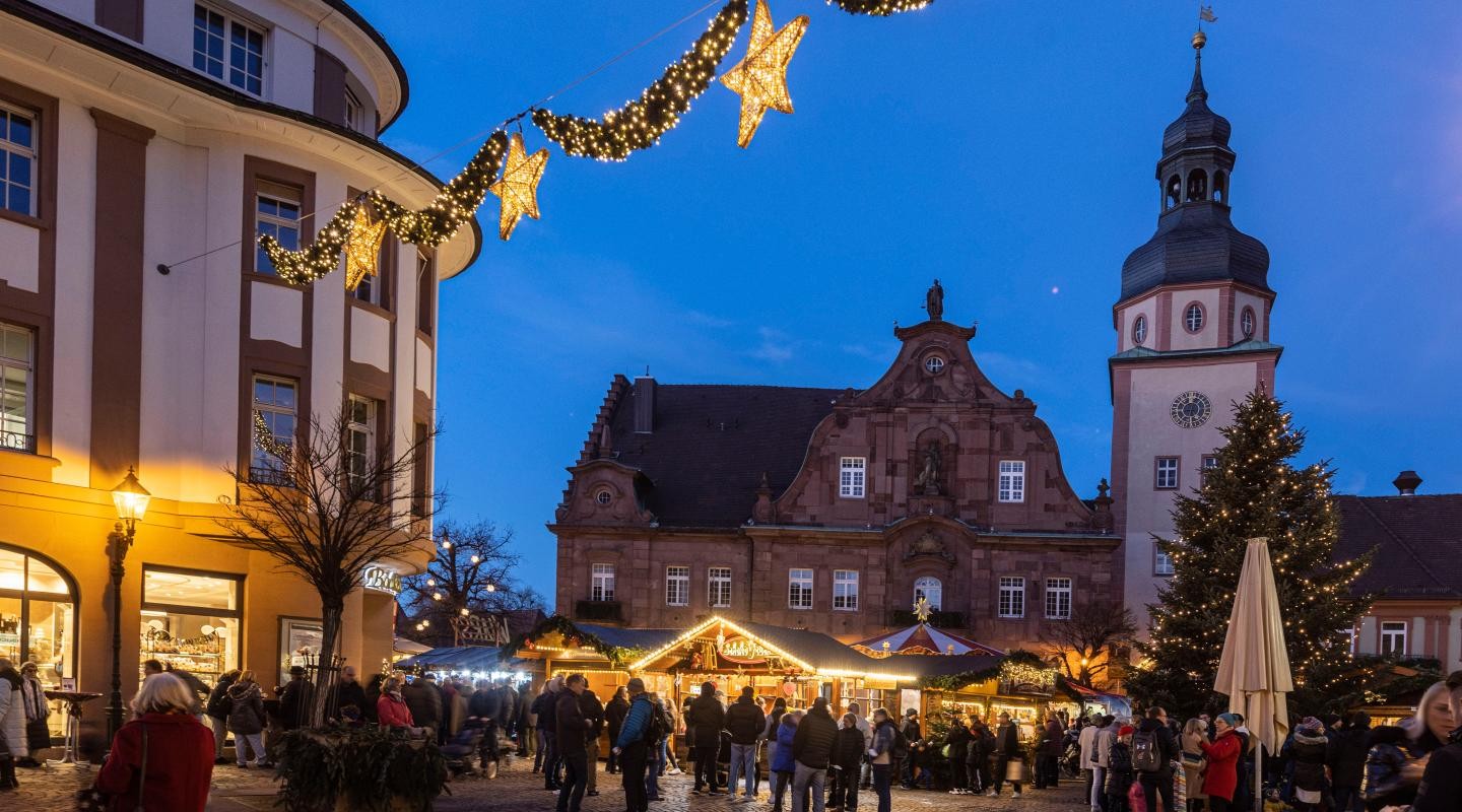 Blick auf das Rathaus Bild mit Blick auf das Rathaus mit weihnachtlicher Beleuchtung und beleuchteten Ständen des Sternlesmarkts