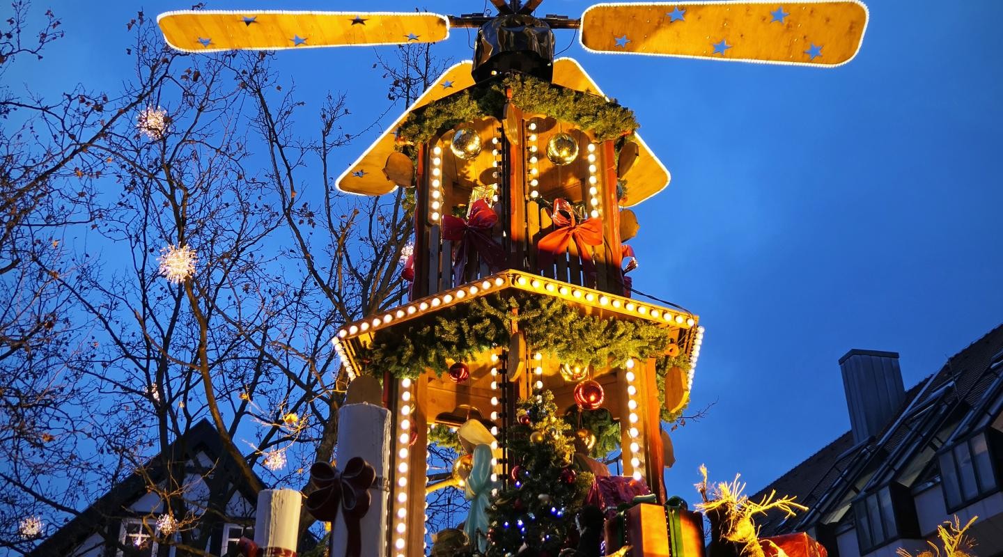 beleuchtete Weihnachtsmarktpyramide auf dem Erwin-Vetter-Platz beleuchtete Weihnachtsmarktpyramide auf dem Erwin-Vetter-Platz