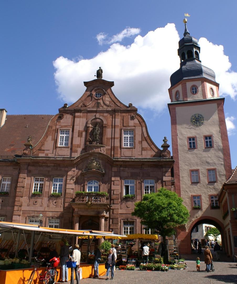 Blick über den Marktplatz auf das Rathaus