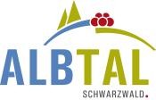 Logo der Tourismusgemeinschaft Albtal Plus e.V., blau-grüne Schrift mit Schwarzwälder Bollenhut