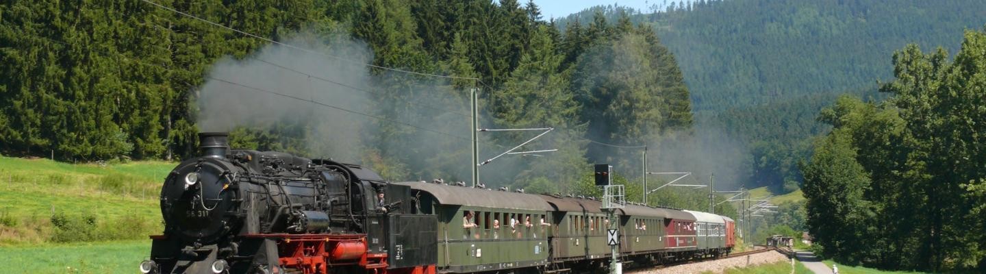 Die historische Dampfzug fährt durch das Albtal Die historische Dampfzug fährt durch das Albtal
