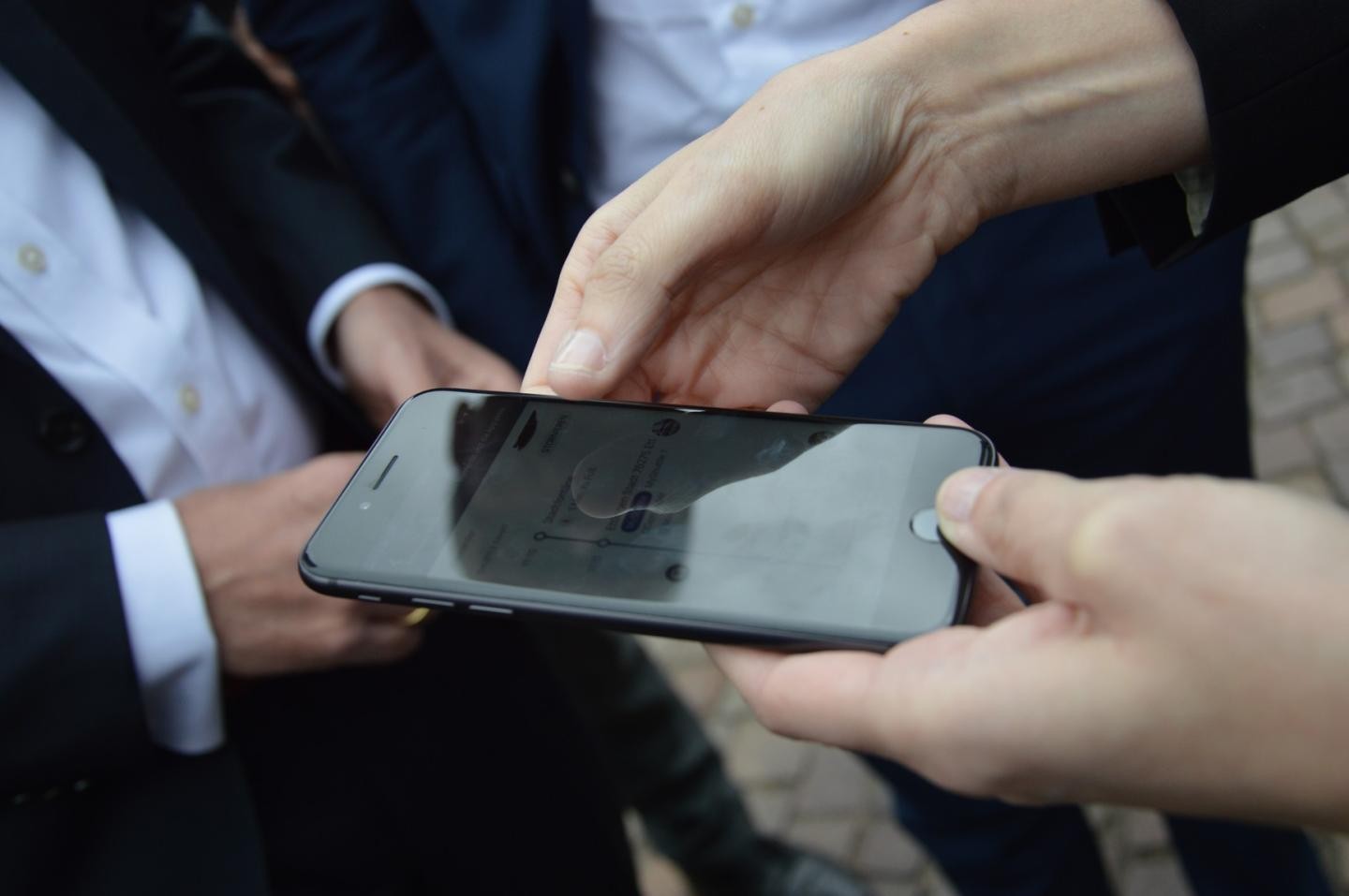 Handy wird bedient