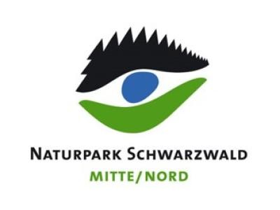 Schwar-blau-grünes Auge, darunter schwarzer Schriftzug Naturpark Schwarzwald und grüner Schriftzug Mitte / Nord