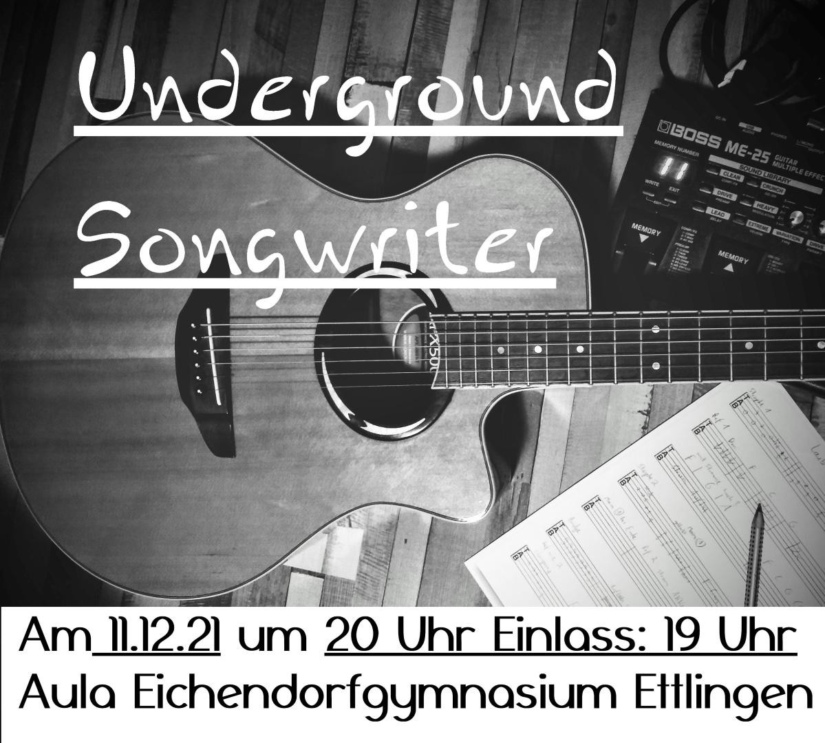 Sänger und Songwriter mit Gitarre, am schreiben eines neuen Songs 
