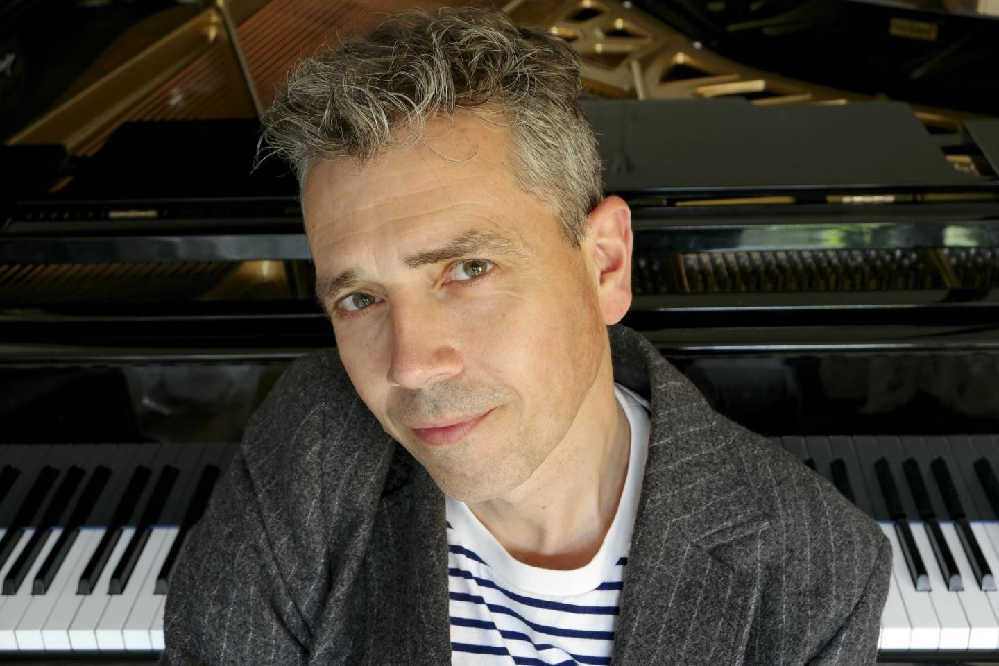 Musiker: Rainer Granzin vor Klavier