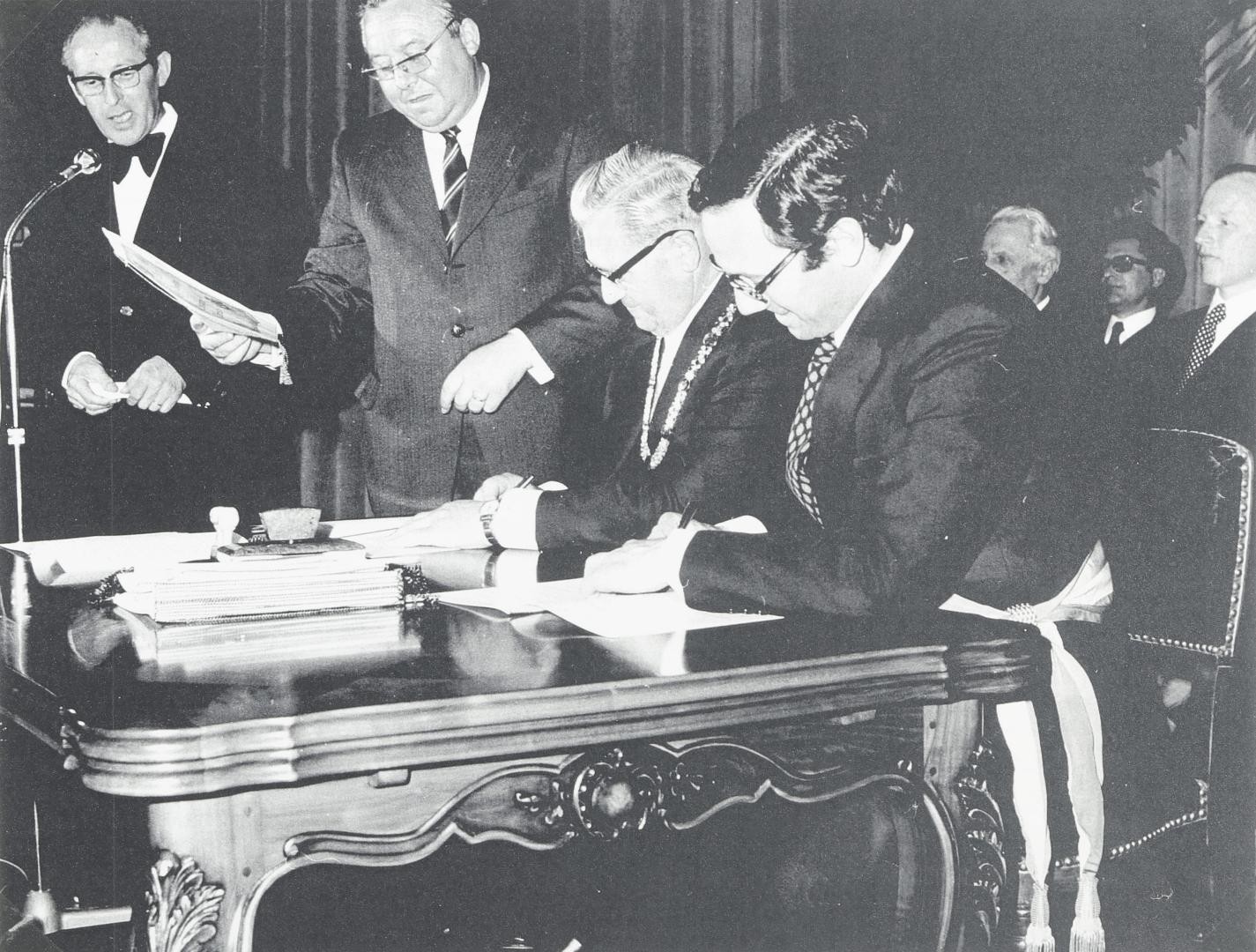 Hugo Rimmelspacher und Bernard Stasi bei der Unterzeichnung der Partnerschaftsurkunde 1973