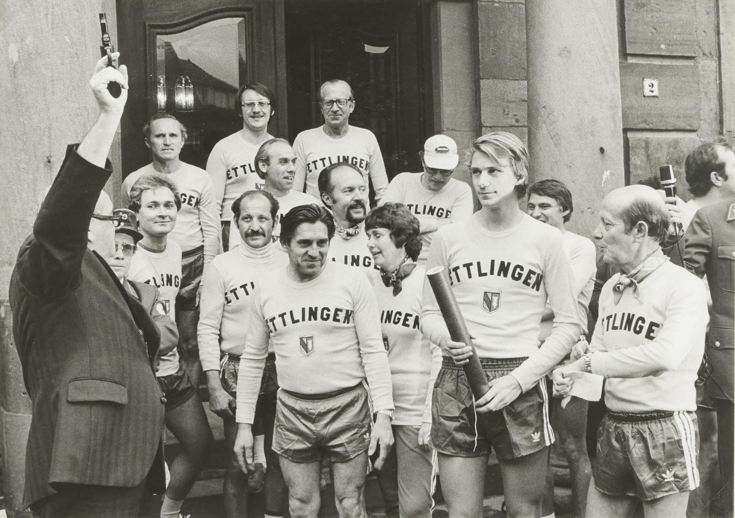 Gruppenaufnahme der Stafettenläufer während des Startschusses 1978