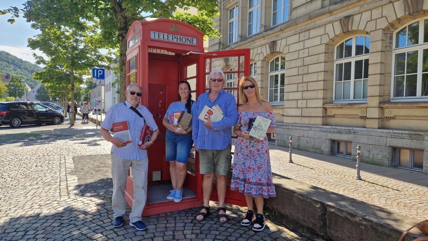 Clevedoner Gäste vor der Bücherbox, 2024
