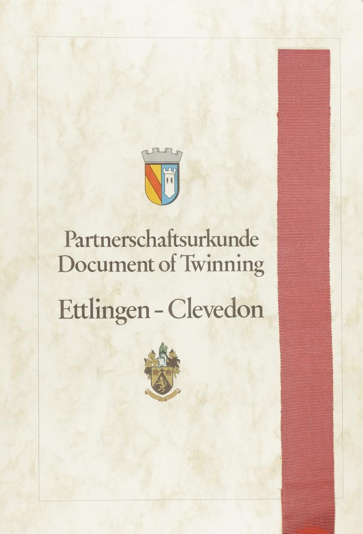 Außenseite der Partnerschaftsurkunde zwischen Clevedon und Ettlingen